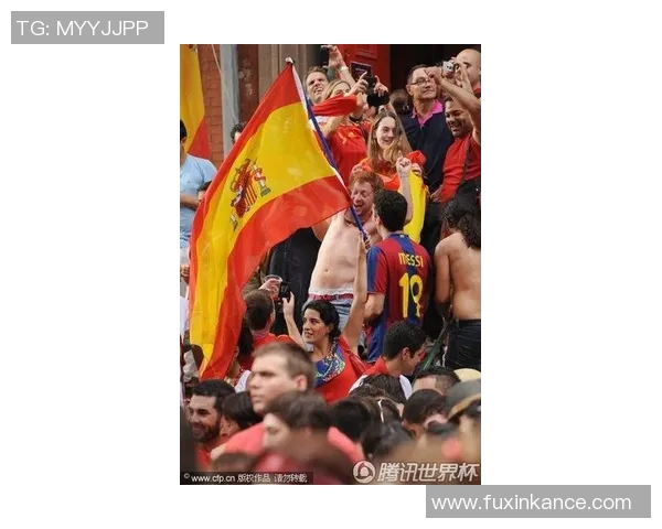 球迷为庆祝胜利免费发奶茶，街头排长龙